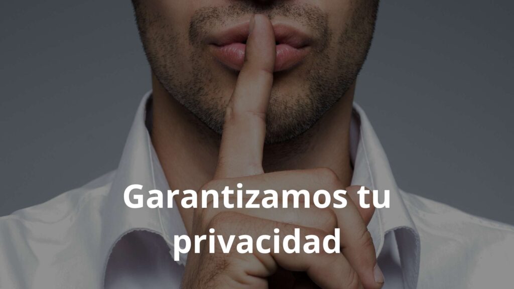 Hombre con el índice en los labios indicando la confidencialidad en las PEC